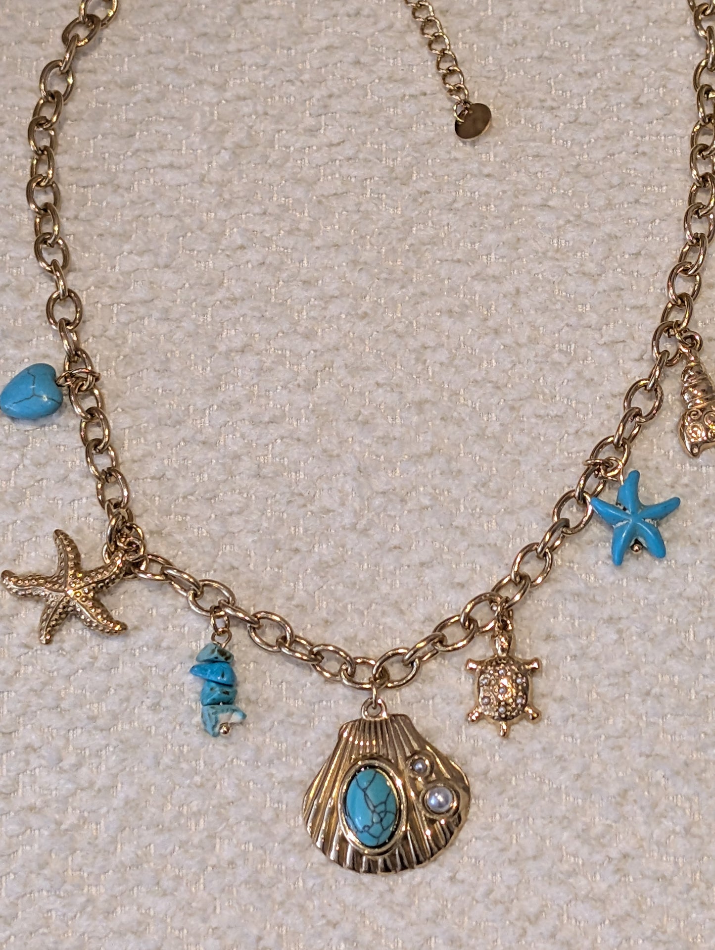 Collier Blue