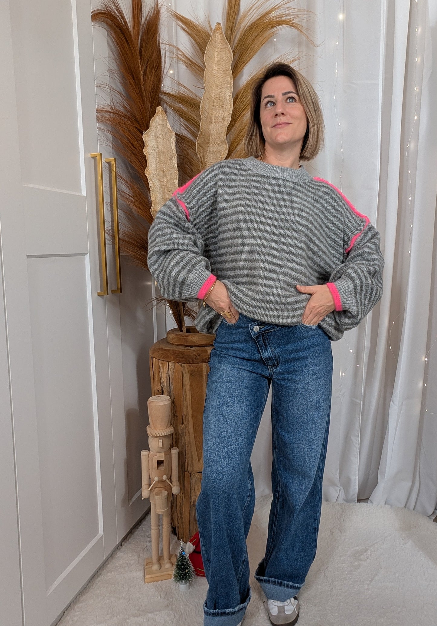 Pull rayé gris avec du fluo