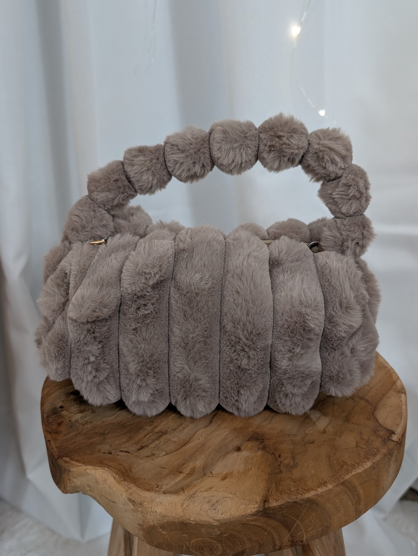 Sac en fourure rayé avec chaine taupe