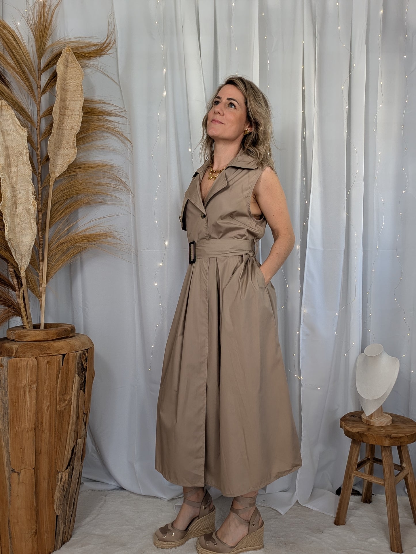 Robe trench camel ceinturée – Élégance structurée et féminine