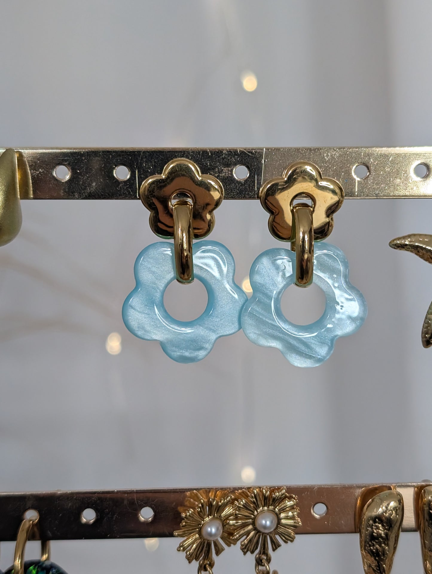 Boucles d'oreilles Fleur en résine bleu