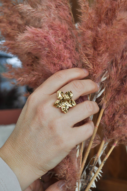 Bague fleur martellée