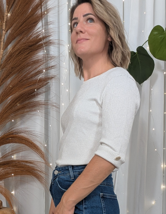 Pull blanc matière brillante, manches boutons dorés