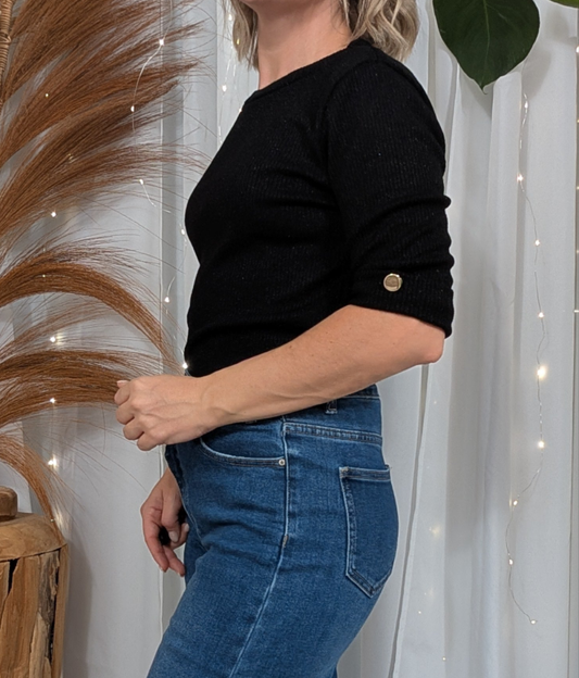 Pull noir matière brillante, manches boutons dorés