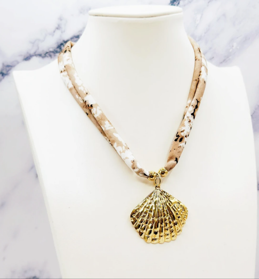 Collier tissu fleuri beige coquille acier inoxydable