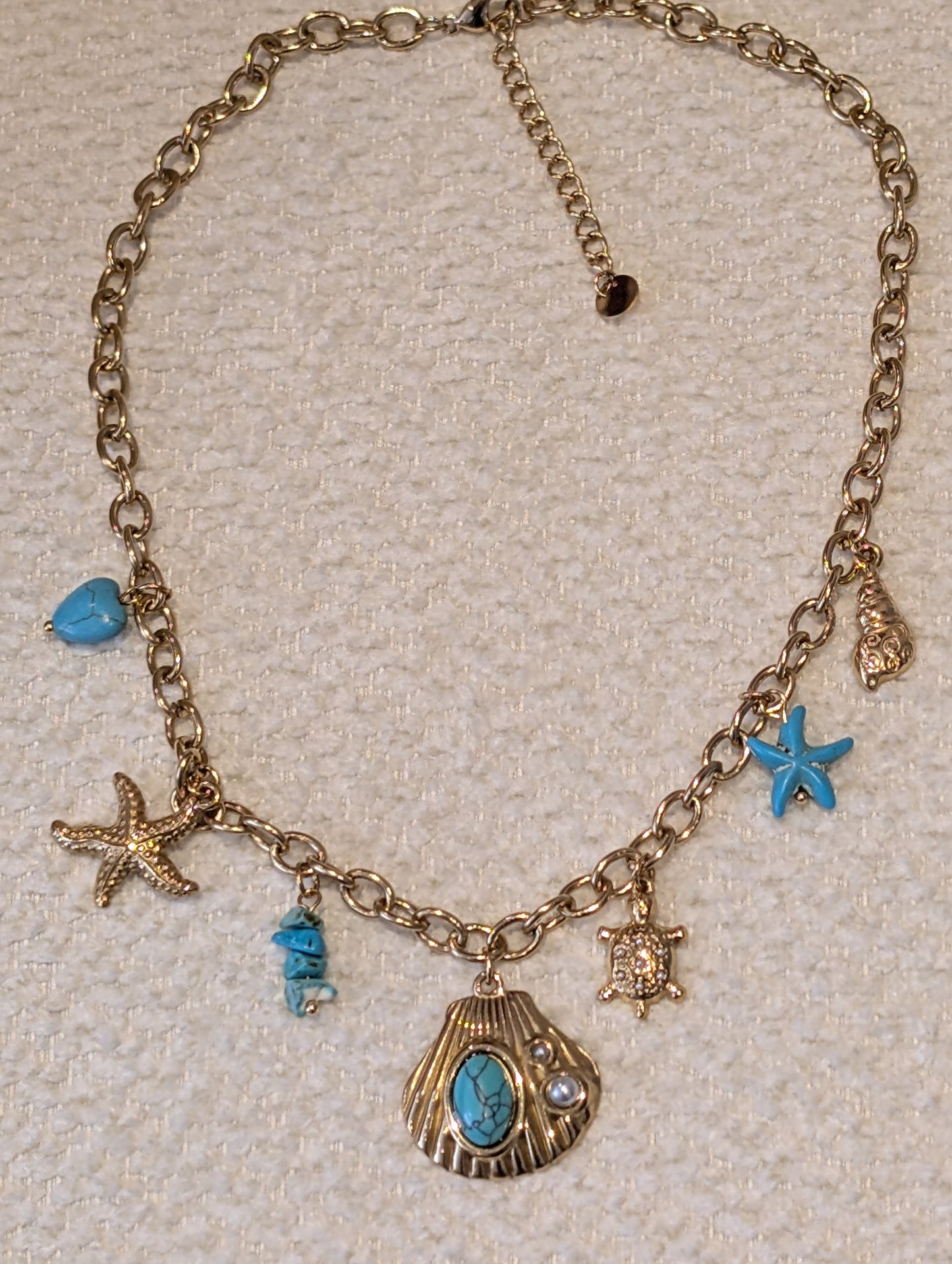 Collier Blue