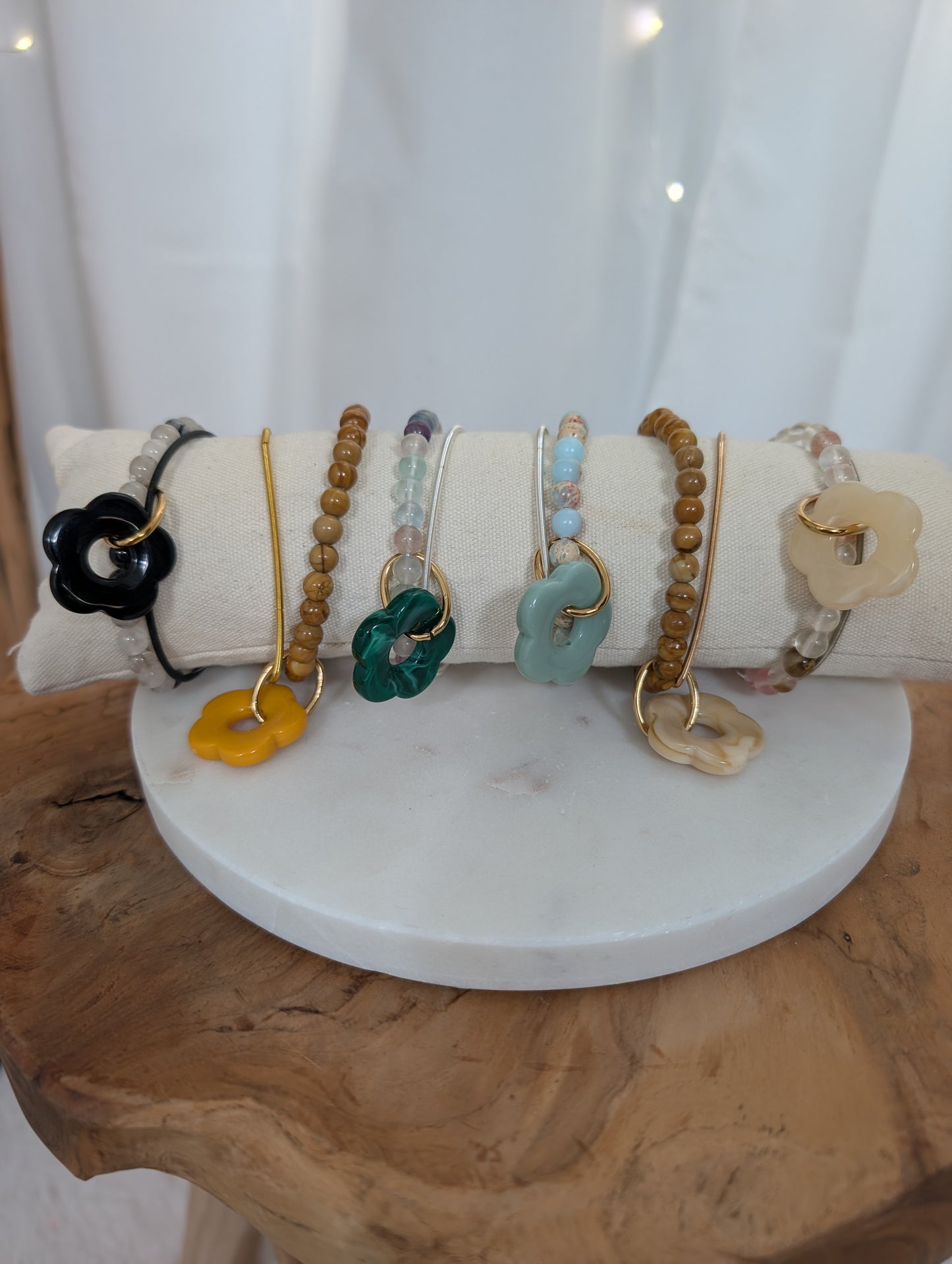 Bracelet élastique perles et fleur blanc