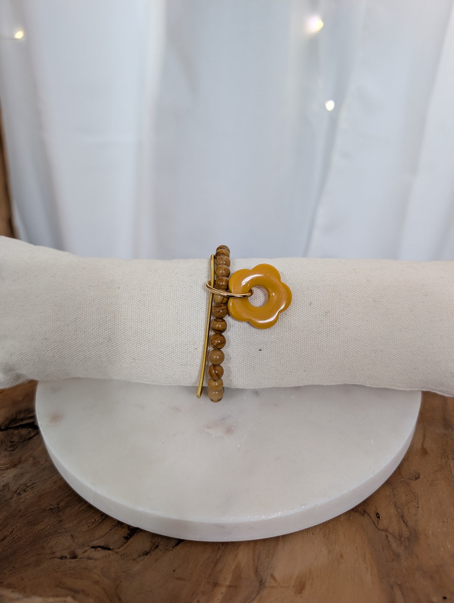 Bracelet élastique perles et fleur moutarde