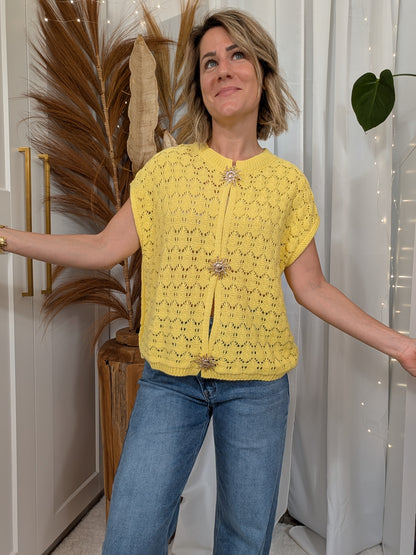 Pull jaune en maille avec broche soleil