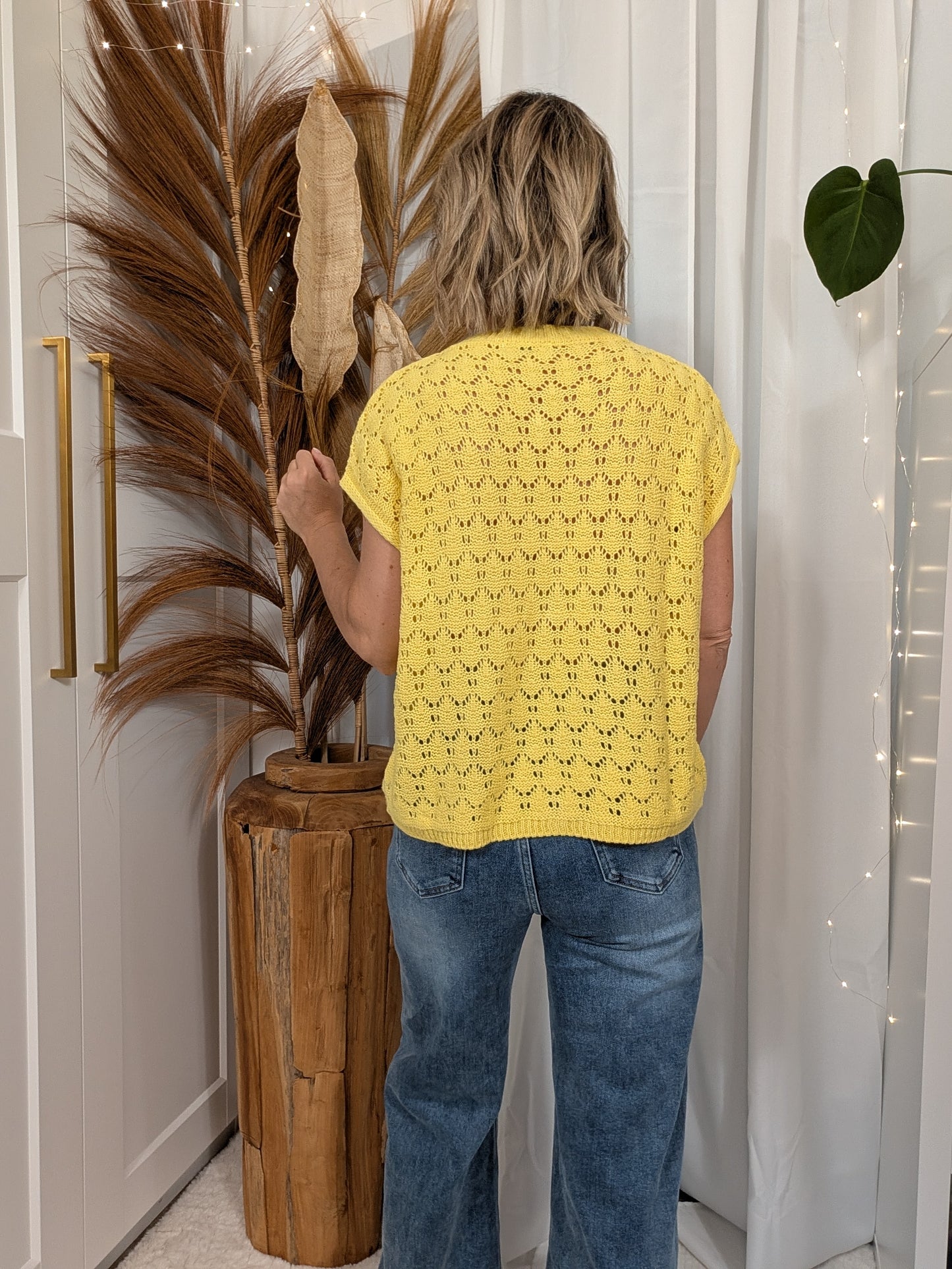 Pull jaune en maille avec broche soleil