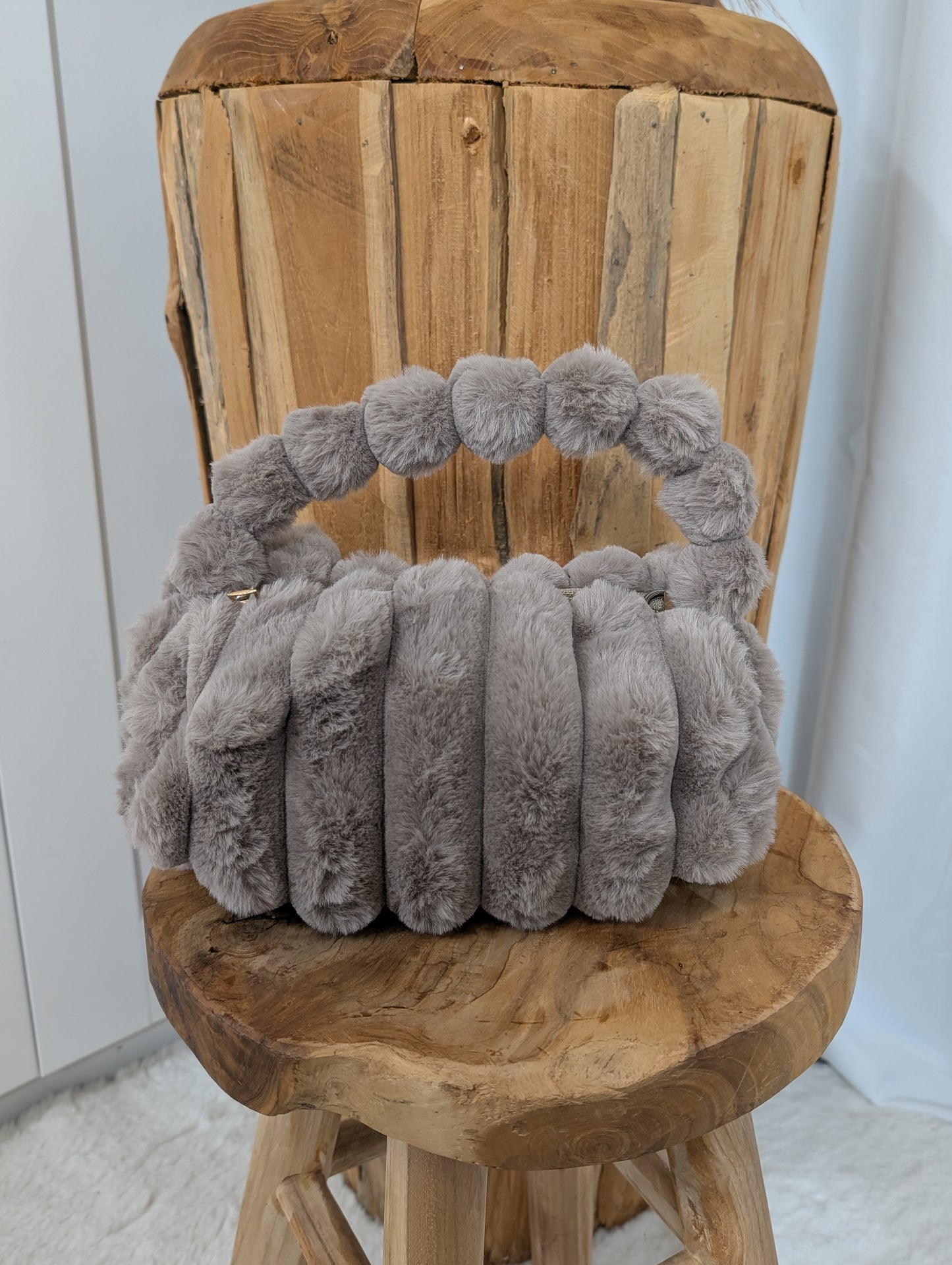 Sac en fourure rayé avec chaine taupe