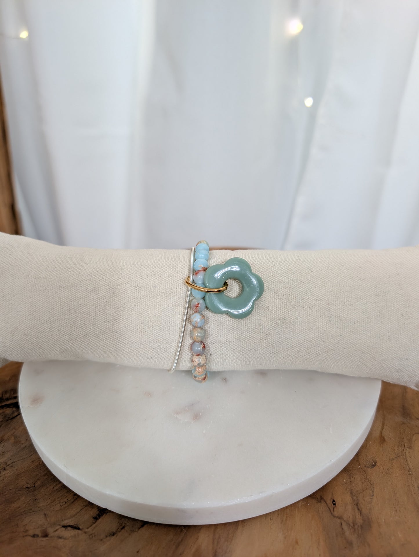 Bracelet élastique perles et fleur bleu