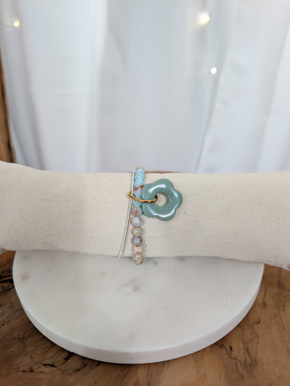 Bracelet élastique perles et fleur bleu