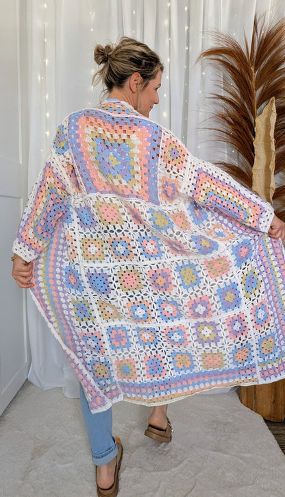 Gilet longue en crochet multicolore à motifs rose - Zaza