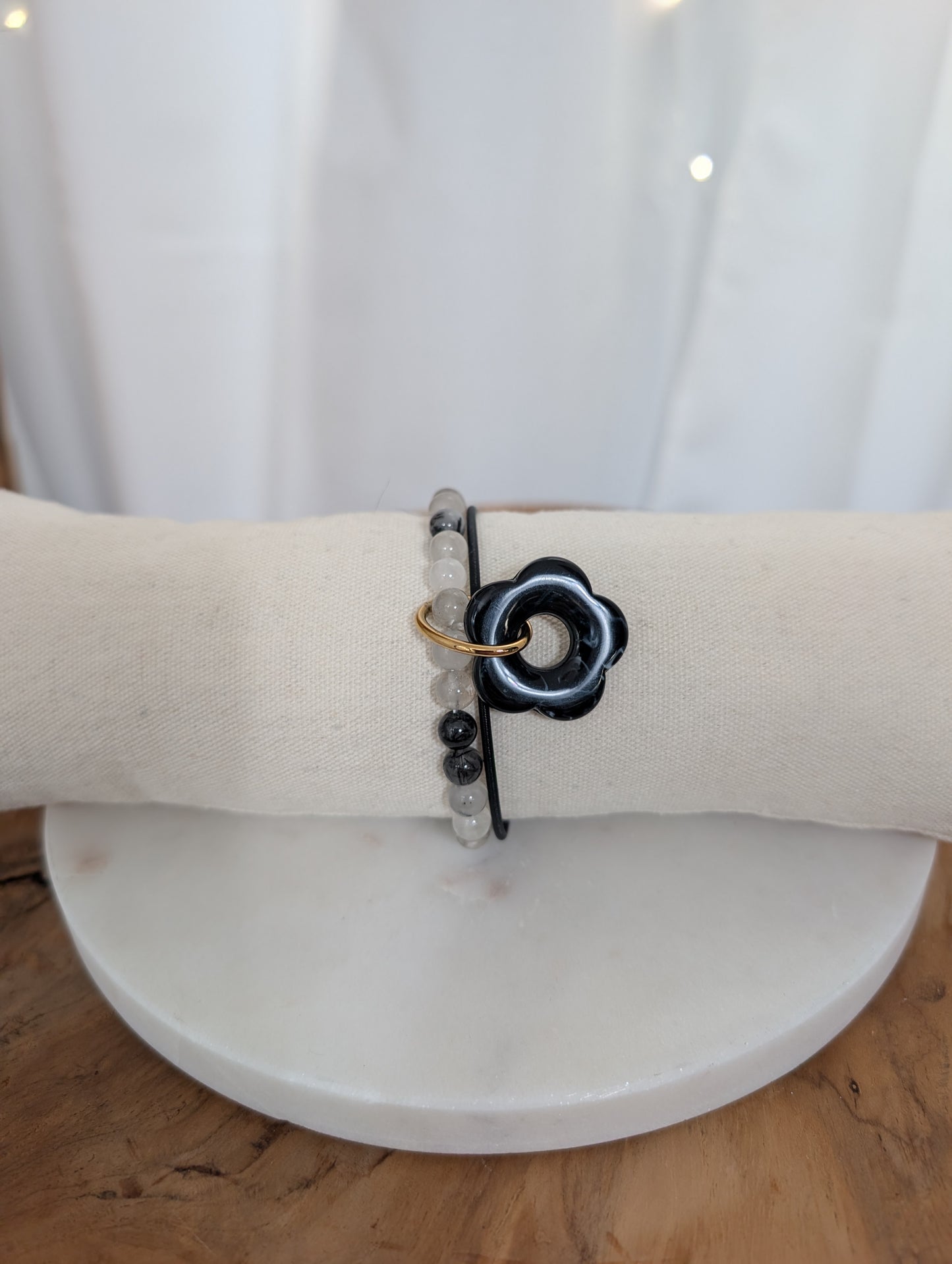 Bracelet élastique perles et fleur noir