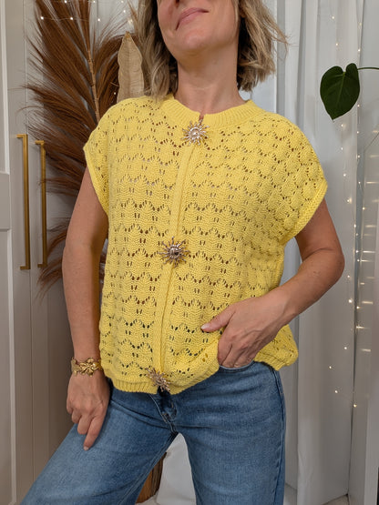 Pull jaune en maille avec broche soleil