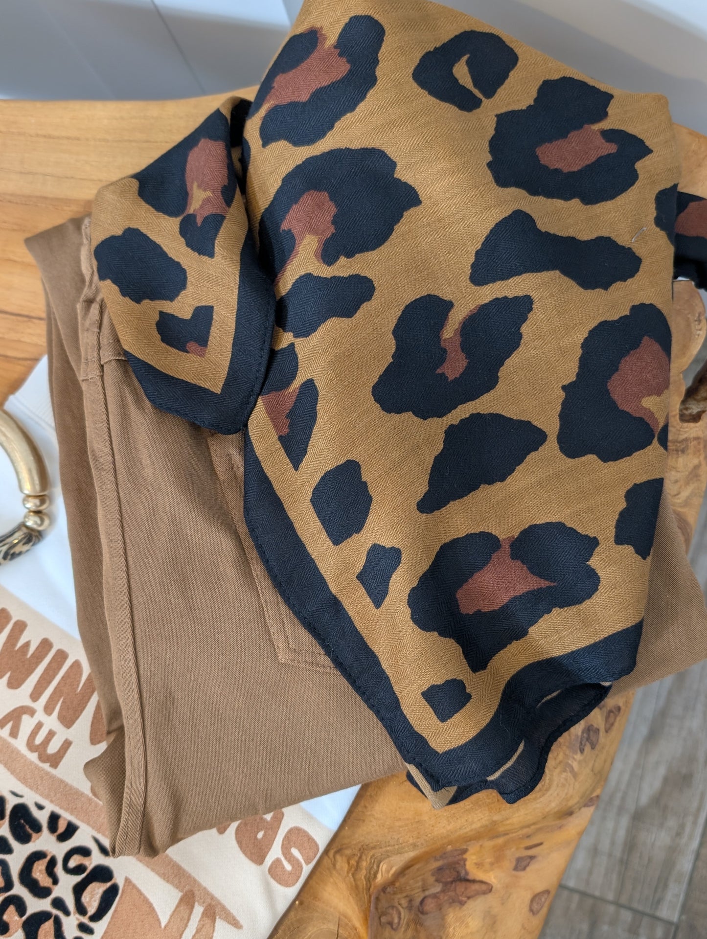 Foulard Léopard camel