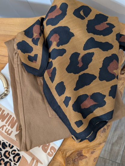 Foulard Léopard camel