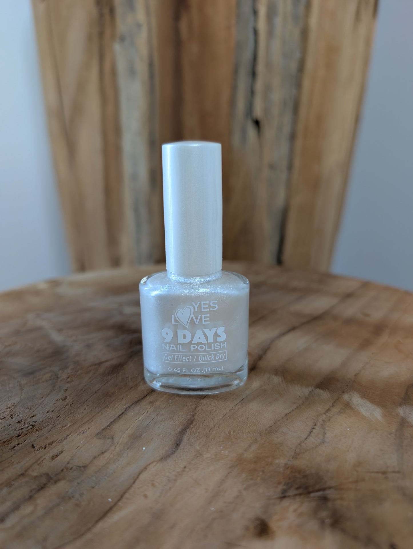 Vernis à ongle blanc nacré