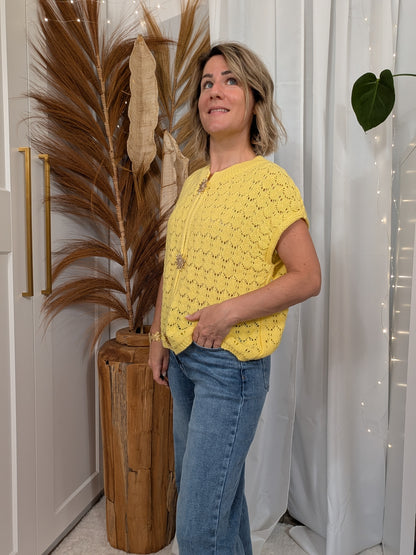 Pull jaune en maille avec broche soleil